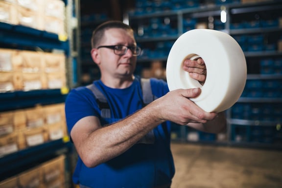 Mitarbeiter prüft die Qualität eines Polyamidrads