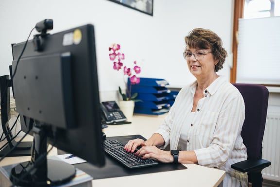 Sylvia Schwalb, Auftragsbearbeitung bei Schwalb Rollen, im Büro vor dem Bildschirm