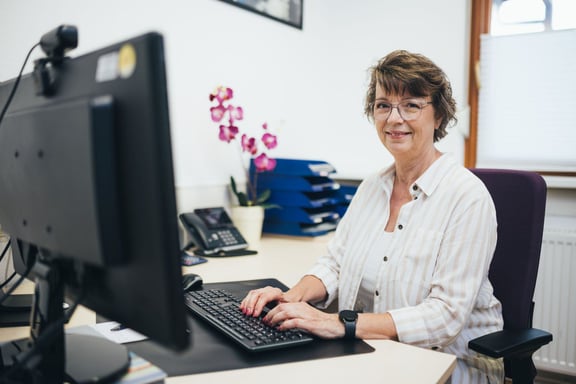 Sylvia Schwalb, Auftragsbearbeitung bei Schwalb Rollen, im Büro vor dem Bildschirm