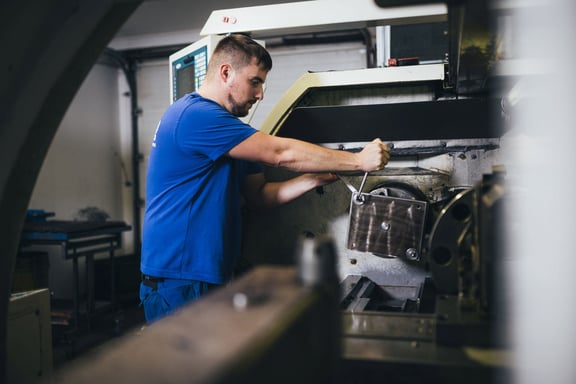 Werkzeugwechsel bei der CNC-gesteuerten Produktion von Rädern und Rollen
