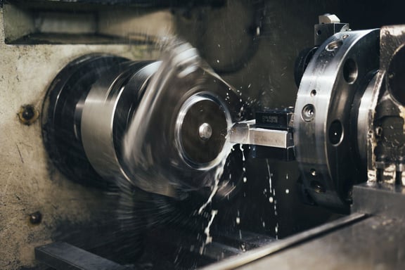 Fräsmaschine bei der Bearbeitung eines Metallteils – industrielle Fertigung von Rädern und Rollen bei Schwalb