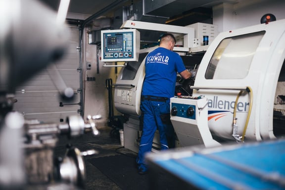 Werkzeugwechsel bei der Maschine für das Drehen von Rädern