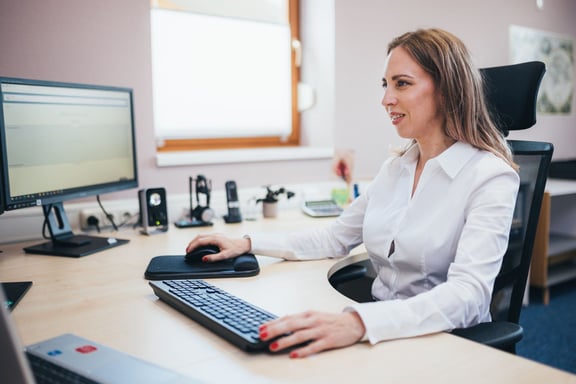 Carolin Schwalb at her desk